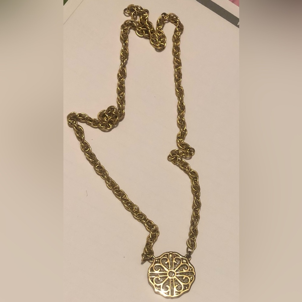 Chic Gold Chain Necklace with Intricate Pendant